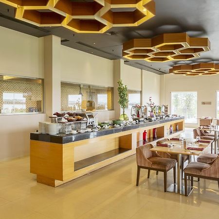 Hotel Naveen Lakeside Hubli Extérieur photo