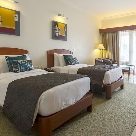 Hotel Naveen Lakeside Hubli Extérieur photo