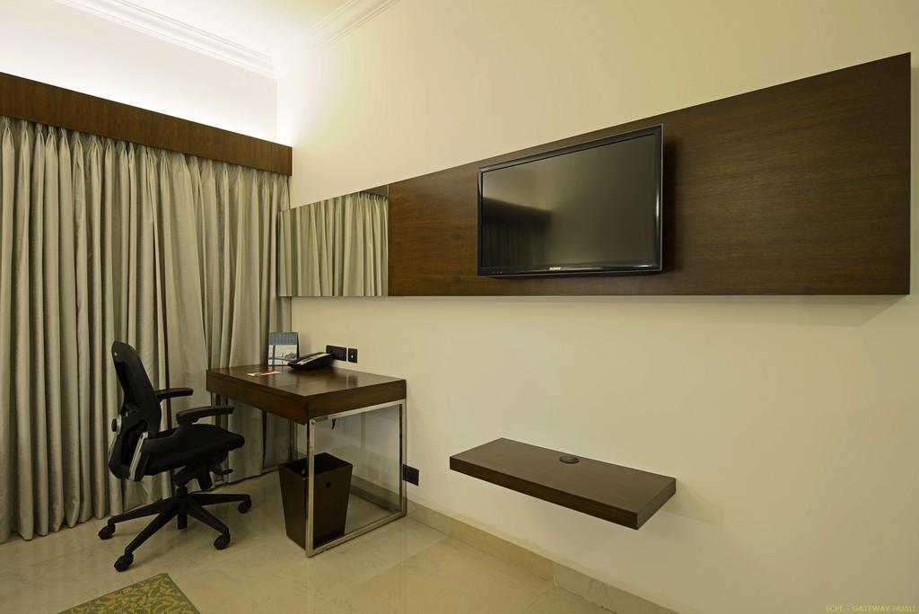 Hotel Naveen Lakeside Hubli Extérieur photo