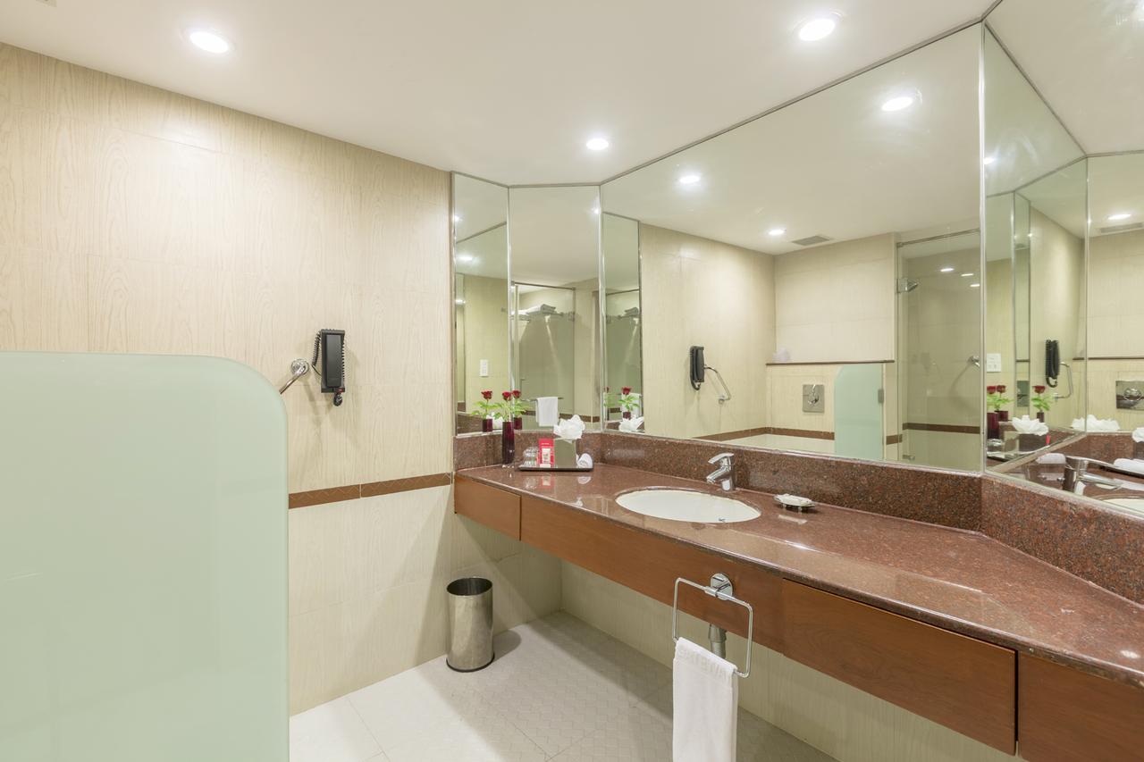 Hotel Naveen Lakeside Hubli Extérieur photo