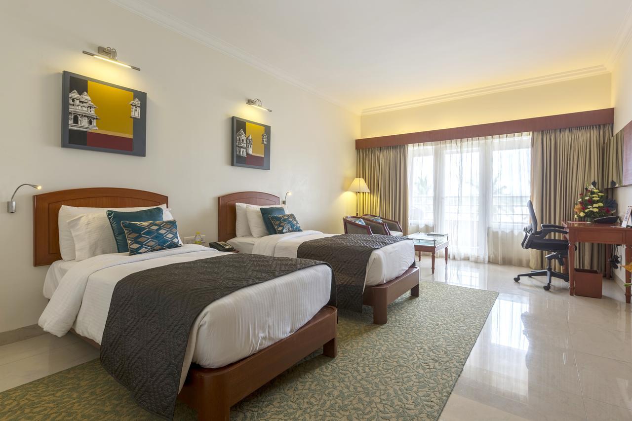 Hotel Naveen Lakeside Hubli Extérieur photo