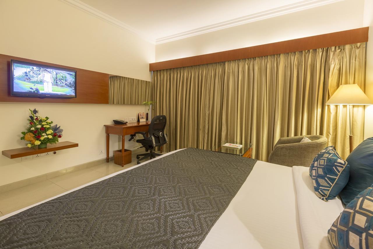 Hotel Naveen Lakeside Hubli Extérieur photo