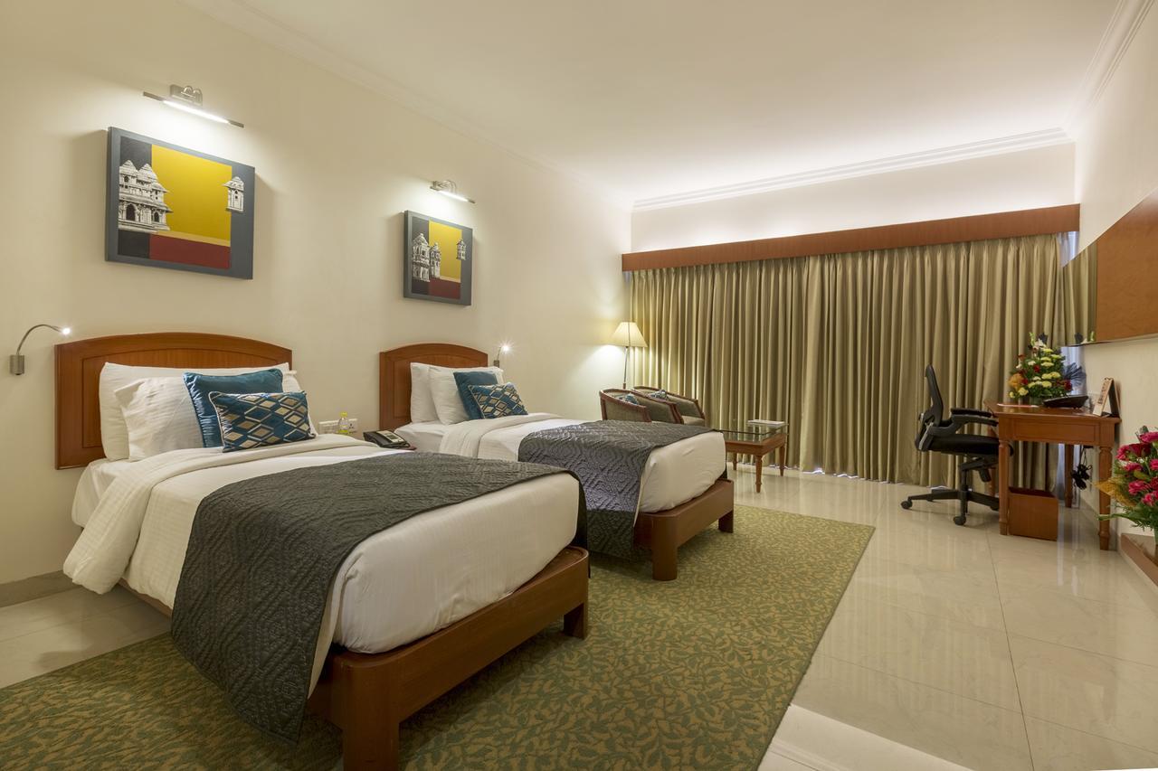 Hotel Naveen Lakeside Hubli Extérieur photo