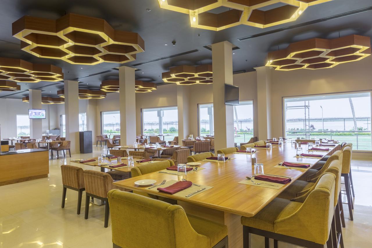 Hotel Naveen Lakeside Hubli Extérieur photo