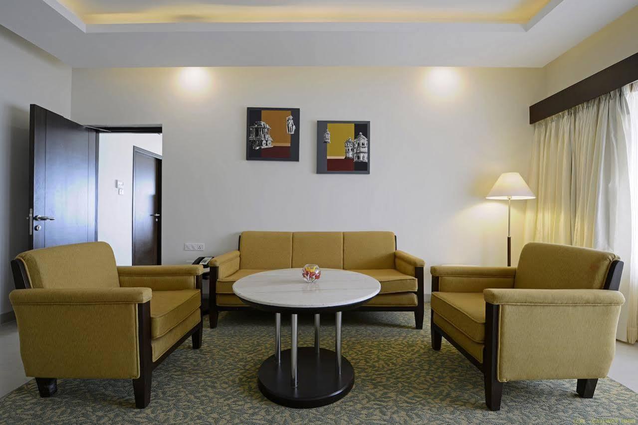 Hotel Naveen Lakeside Hubli Extérieur photo