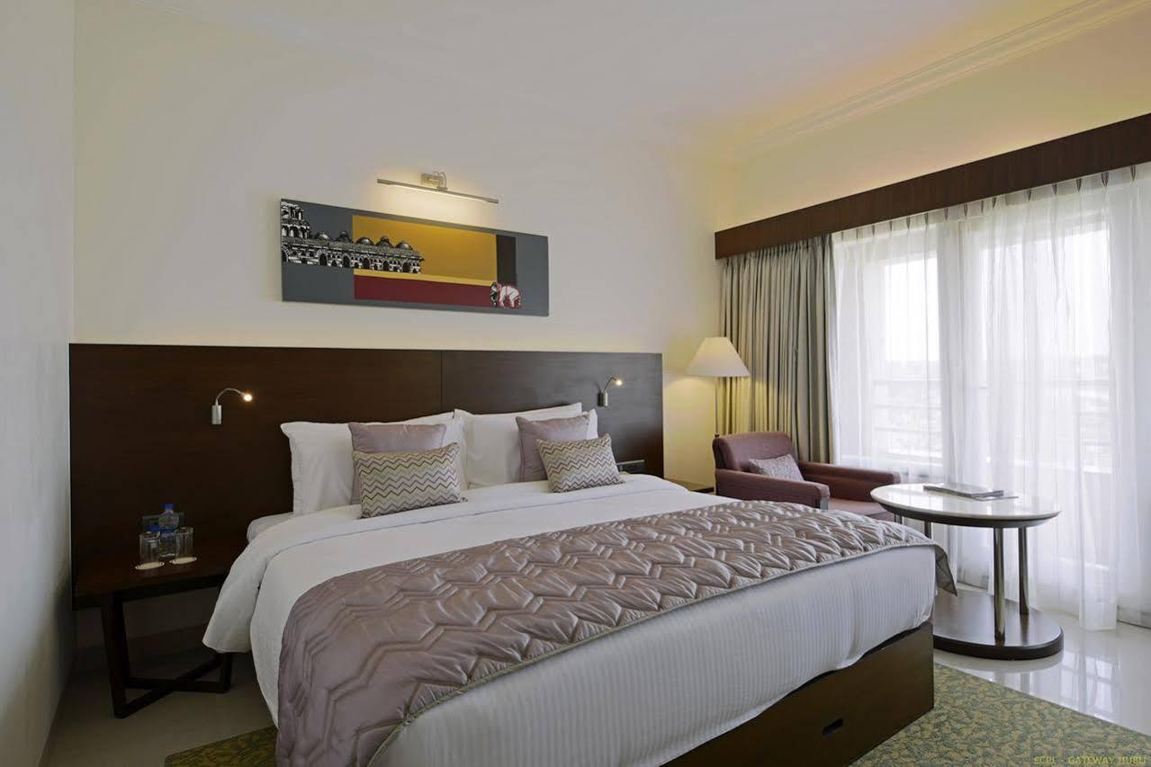 Hotel Naveen Lakeside Hubli Extérieur photo