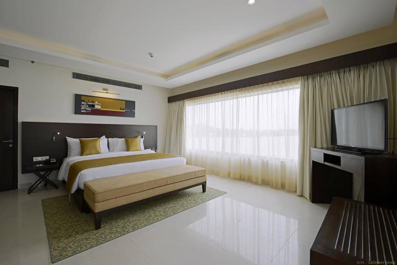 Hotel Naveen Lakeside Hubli Extérieur photo