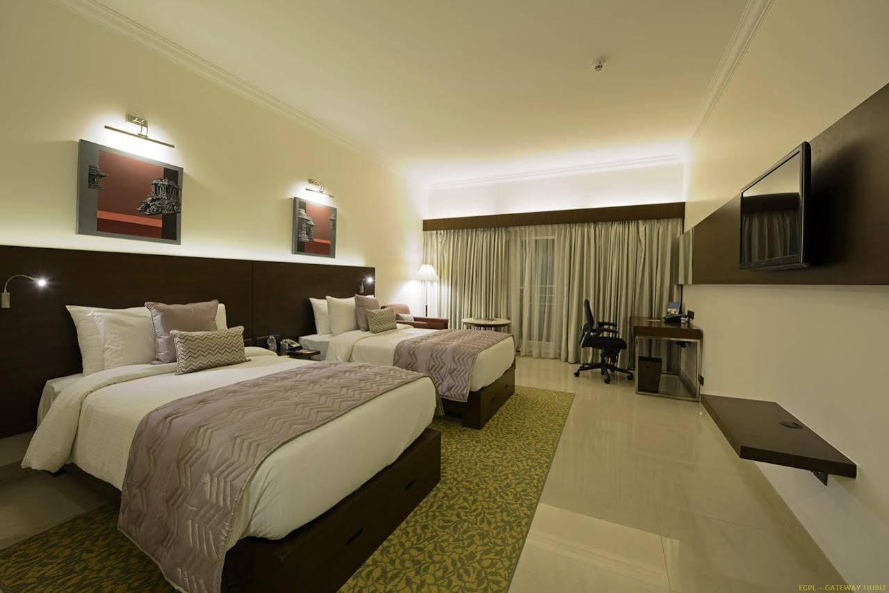 Hotel Naveen Lakeside Hubli Extérieur photo