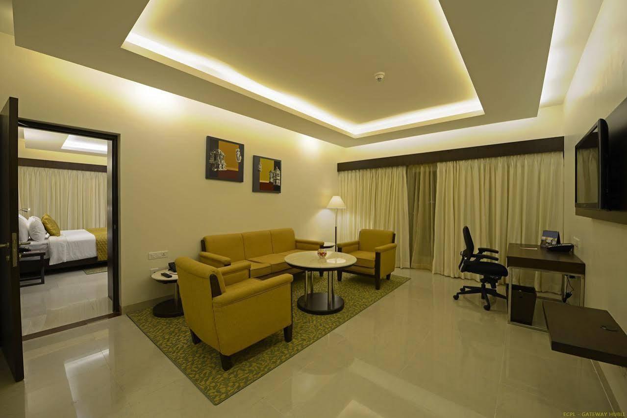 Hotel Naveen Lakeside Hubli Extérieur photo
