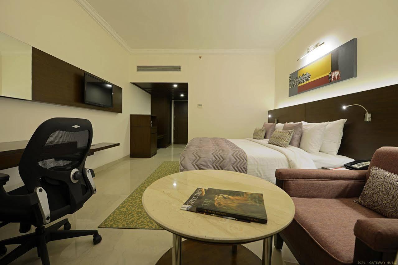 Hotel Naveen Lakeside Hubli Extérieur photo
